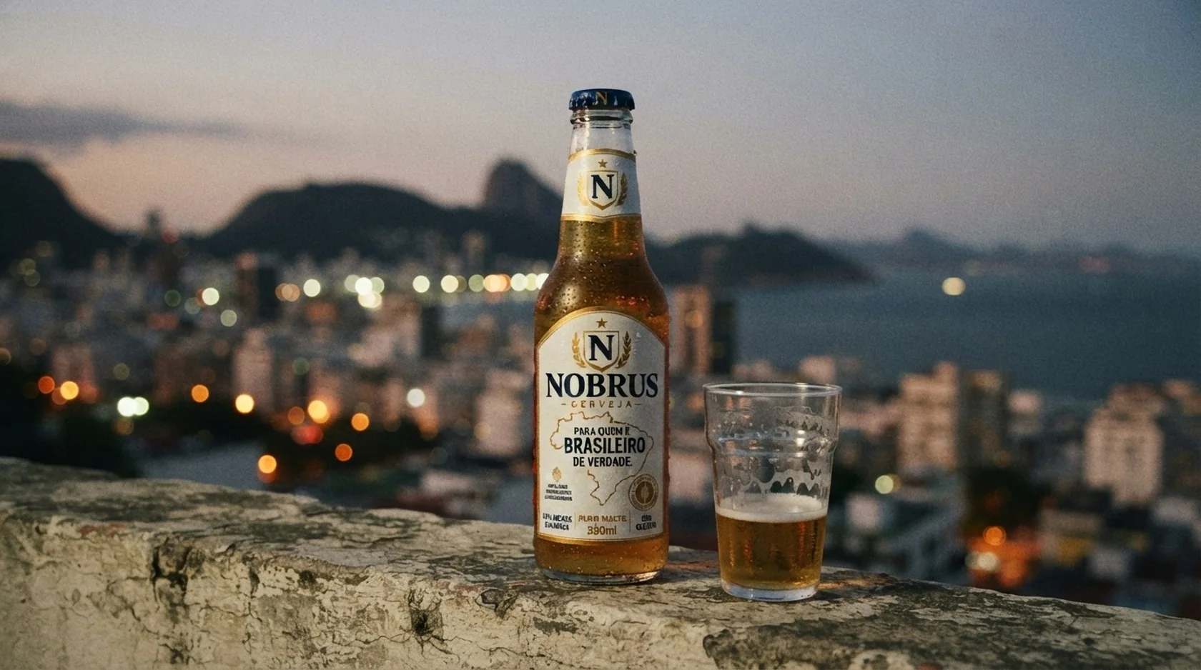 Long neck NOBRUS numa laje com o Rio ao entardecer